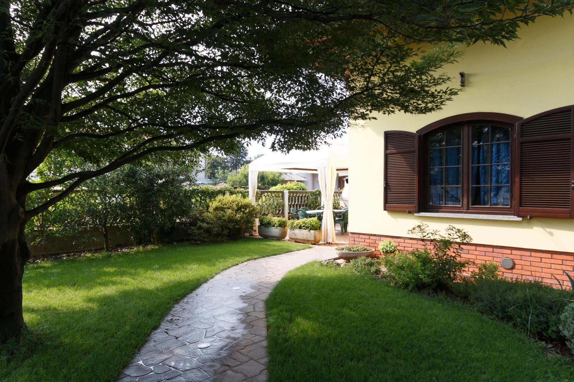 Il Gelsomino Bed & Breakfast Ferno Bagian luar foto